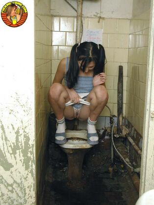 teen girl peeing video